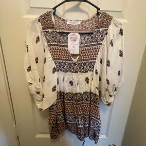 Whit flowy top. Bubble sleeve. Didn’t like the fit. Brand new.